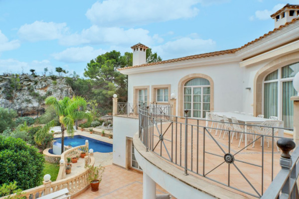 Mediterranean villa with holiday rental license in a sought-after location image 3