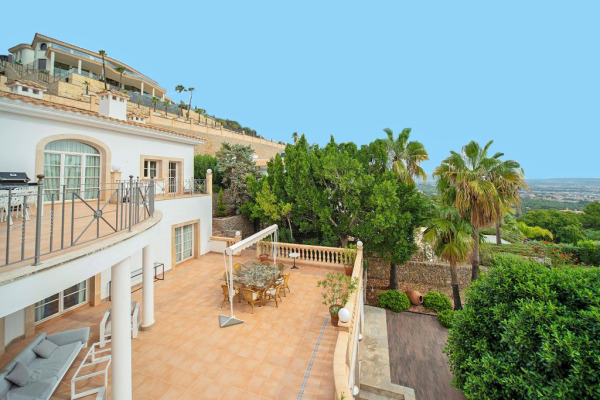Mediterranean villa with holiday rental license in a sought-after location image 4