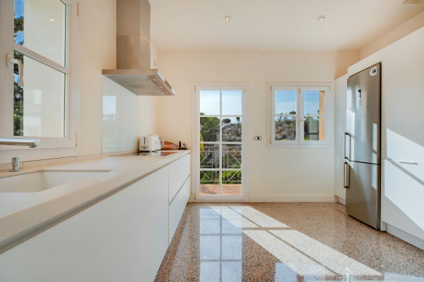 Mediterranean villa with holiday rental license in a sought-after location image 8