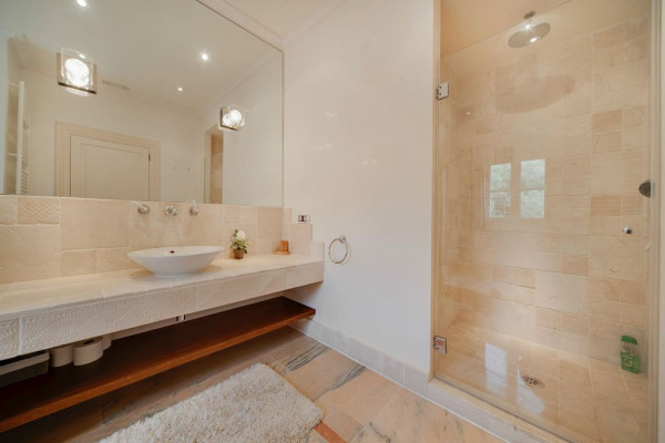 Mediterranean villa with holiday rental license in a sought-after location image 11