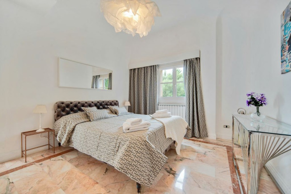 Mediterranean villa with holiday rental license in a sought-after location image 12