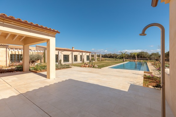 Luxuriously equipped new-build finca with large pool area in Campos