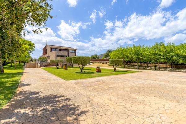 Stylish finca with pool and holiday rental licence in Lloseta image 4
