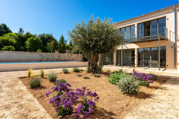 Modern new-build townhouse with large pool in Llubi