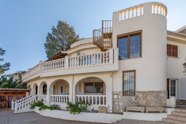 Sea view villa for sale in exclusive residential area in Nova Santa Ponsa image 2