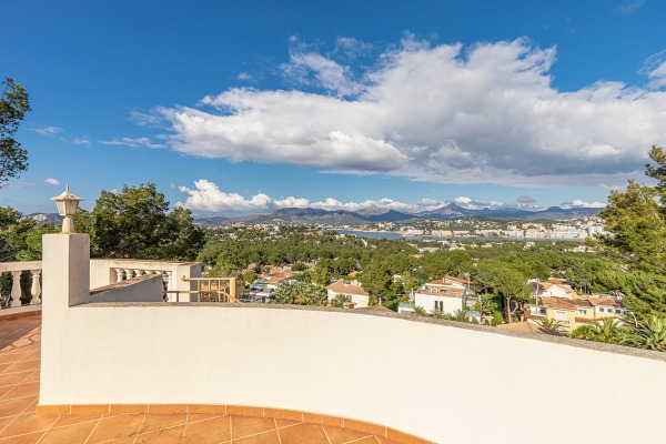 Sea view villa for sale in exclusive residential area in Nova Santa Ponsa image 3
