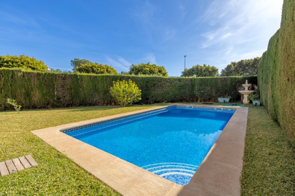 Semi-detached house with partial sea views and lots of privacy image 3