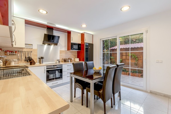 Semi-detached house with partial sea views and lots of privacy image 7