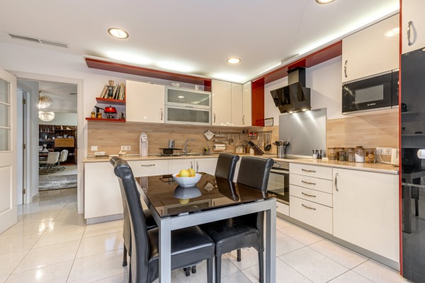 Semi-detached house with partial sea views and lots of privacy image 8