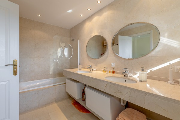 Semi-detached house with partial sea views and lots of privacy image 12