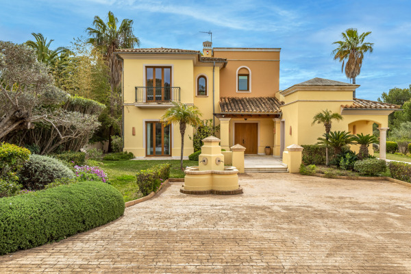 Mediterranean villa estate with partial sea view in the southwest of Mallorca image 2