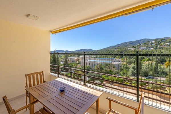 Apartment with a partial sea view within walking distance of the beach image 2