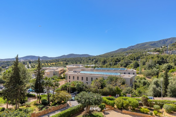 Apartment with a partial sea view within walking distance of the beach image 3