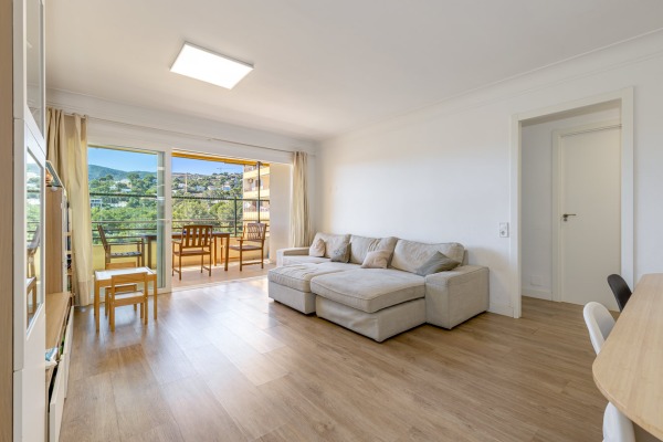 Apartment with a partial sea view within walking distance of the beach image 4