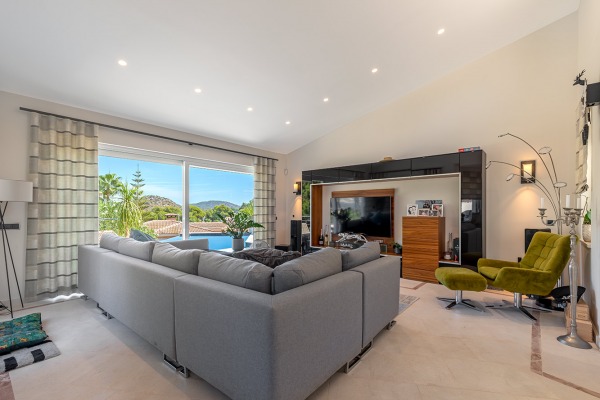 High-quality renovated luxury villa with partial sea view & guest apartment image 4