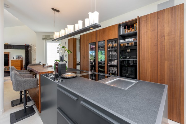 High-quality renovated luxury villa with partial sea view & guest apartment image 7