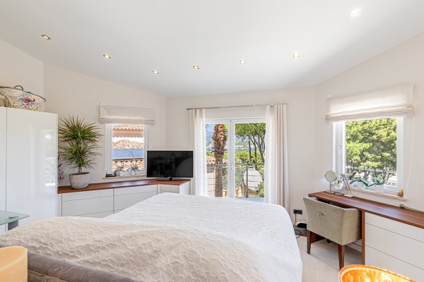 High-quality renovated luxury villa with partial sea view & guest apartment image 9