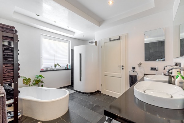 High-quality renovated luxury villa with partial sea view & guest apartment image 10