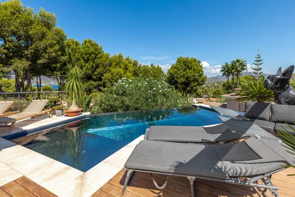 High-quality renovated luxury villa with partial sea view & guest apartment image 11