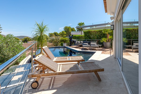 High-quality renovated luxury villa with partial sea view & guest apartment image 12