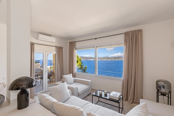 High-quality renovated semi-detached house with fantastic sea views image 2