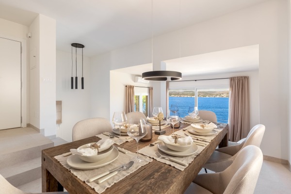 High-quality renovated semi-detached house with fantastic sea views image 3