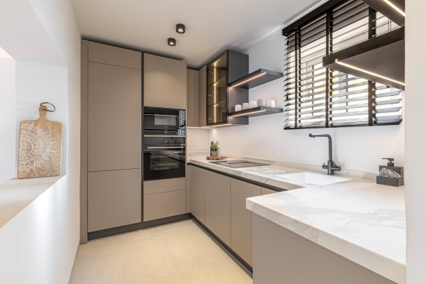 High-quality renovated semi-detached house with fantastic sea views image 5