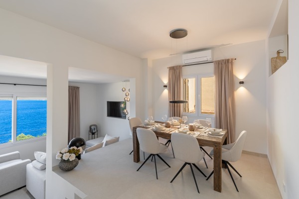 High-quality renovated semi-detached house with fantastic sea views image 6