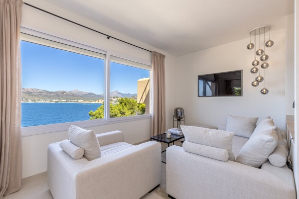 High-quality renovated semi-detached house with fantastic sea views image 7