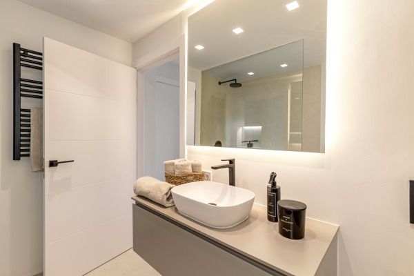 High-quality renovated semi-detached house with fantastic sea views image 9