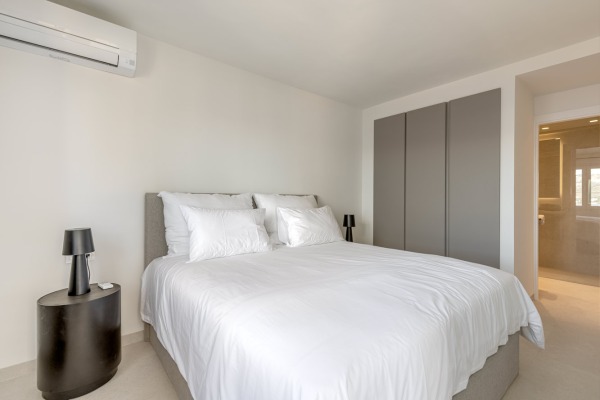 High-quality renovated semi-detached house with fantastic sea views image 10