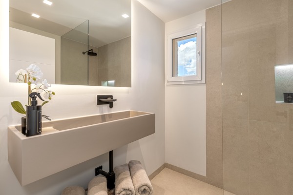 High-quality renovated semi-detached house with fantastic sea views image 11