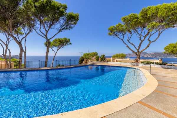 High-quality renovated semi-detached house with fantastic sea views image 12