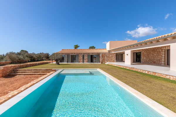 Exclusive new finca with pool in the southeast of Mallorca near Sa Rapita image 2