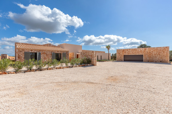 Exclusive new finca with pool in the southeast of Mallorca near Sa Rapita image 3