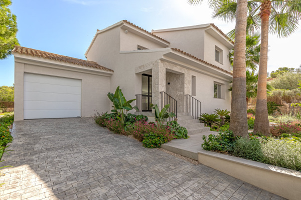 Completely modernized villa with pool in El Toro image 3