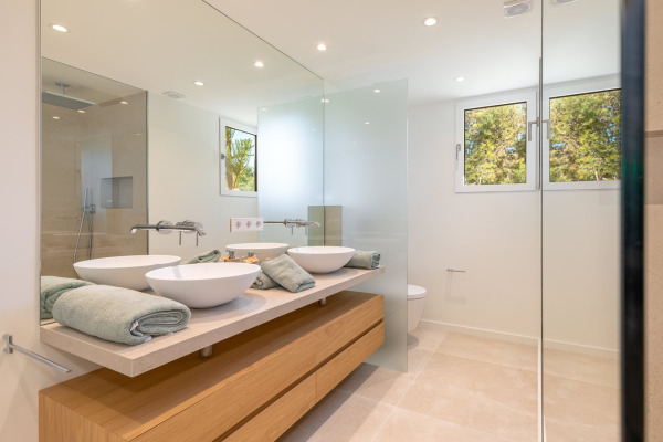 Modern luxury penthouse with sea view and private pool on the roof terrace image 12