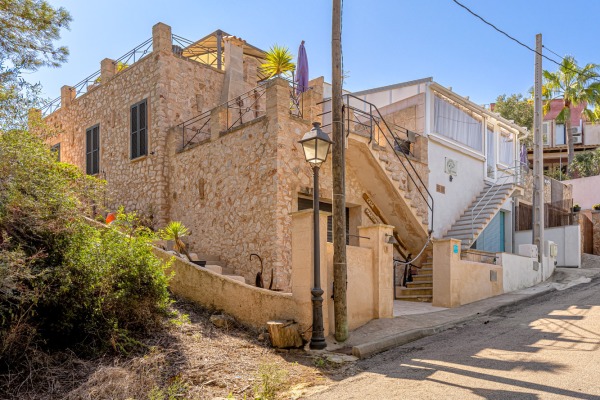 Mediterranean house with holiday rental license directly by the sea image 3