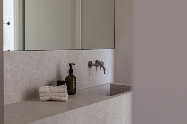 New-build apartment with high-quality furnishings and private parking space image 11