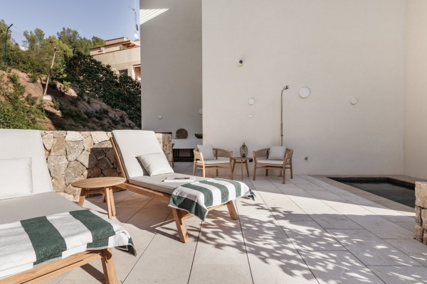 New-build apartment with high-quality furnishings and private parking space image 9