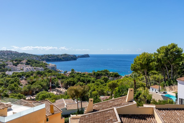 Semi-detached house with fantastic sea views in a sought-after location