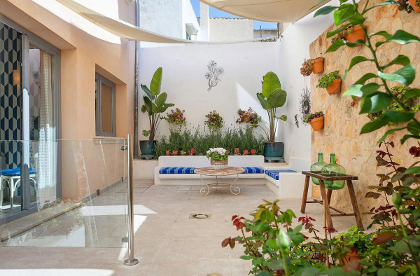 Modernized townhouse with 4 separate apartments and a cozy patio area image 2