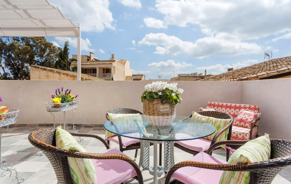 Modernized townhouse with 4 separate apartments and a cozy patio area image 3