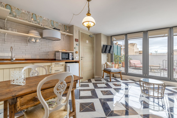 Modernized townhouse with 4 separate apartments and a cozy patio area image 4