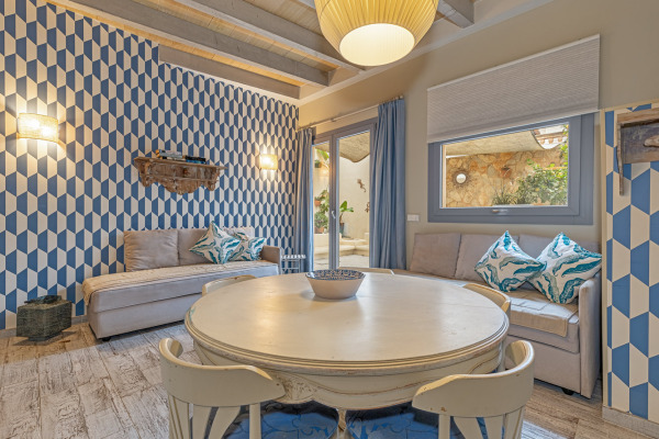 Modernized townhouse with 4 separate apartments and a cozy patio area image 5