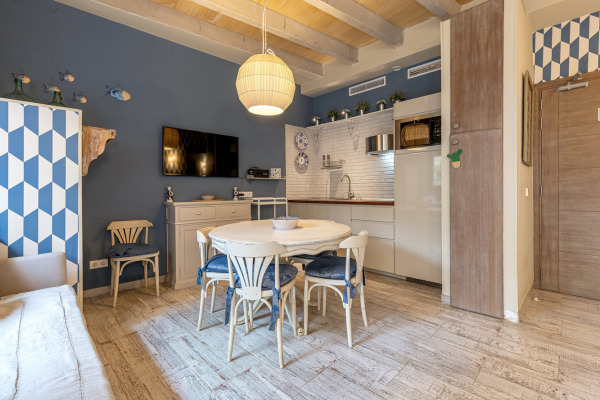 Modernized townhouse with 4 separate apartments and a cozy patio area image 6