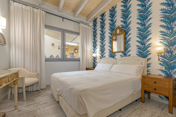 Modernized townhouse with 4 separate apartments and a cozy patio area image 7