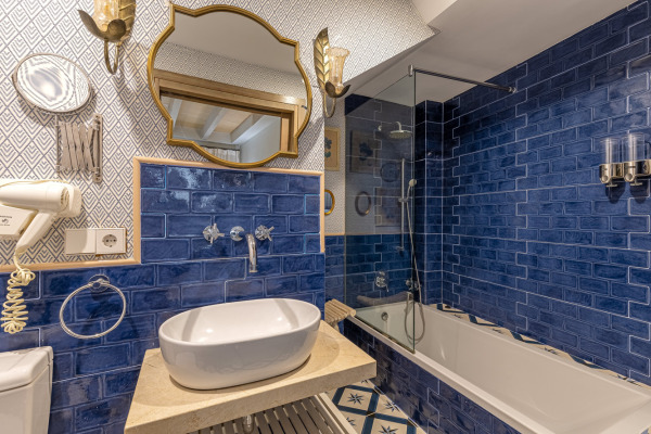 Modernized townhouse with 4 separate apartments and a cozy patio area image 8