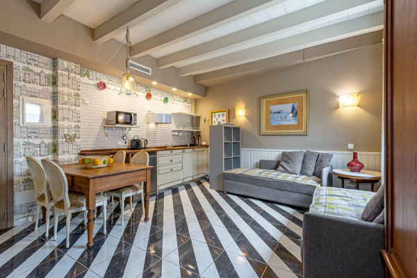 Modernized townhouse with 4 separate apartments and a cozy patio area image 9