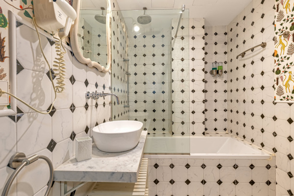 Modernized townhouse with 4 separate apartments and a cozy patio area image 10